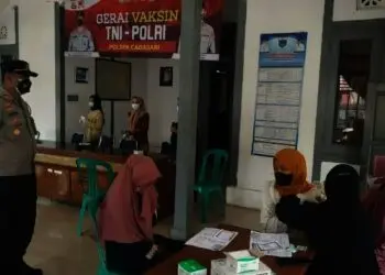 VAKSIN–Warga Kecamatan Cadasari, sedang disuntik vaksin Covid-19, di Aula Kecamatan Cadasari, Jumat (22/10/2021). (ISTIMEWA)