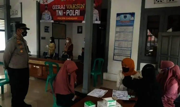 VAKSIN–Warga Kecamatan Cadasari, sedang disuntik vaksin Covid-19, di Aula Kecamatan Cadasari, Jumat (22/10/2021). (ISTIMEWA)