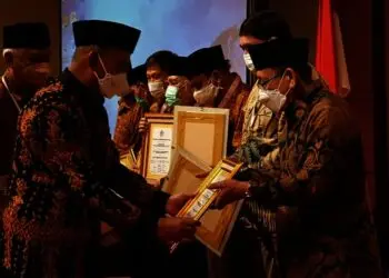 TERIMA PENGHARGAAN–Pj Sekda Pandeglang, Taufik Hidayat, sedang menerima penghargaan untuk Bupati Pandeglang dari PWRI, di salah satu hotel di Jakarta, beberapa waktu lalu. (ISTIMEWA)