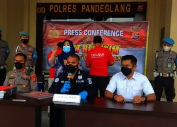Pihak Polres Pandeglang bersama jajaran Humas Polda Banten sedang Press Conference kasus dugaan Korupsi DD di Mapolres Pandeglang, Rabu (27/10/2021). (ISTIMEWA)