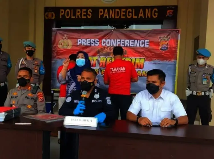 Diduga Korupsi DD Rp418 Juta, Mantan Kades Sodong dan Anaknya Menyerahkan Diri ke Mapolres Pandeglang