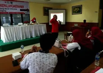 Wakil Ketua Bidang Sarana Prasarana (Sapras), PMR dan Kerelawanan PMI Kabupaten Pandeglang, Nandang Kosim, sedang menyampaikan materi di acara orientasi kepalangmerahan, Rabu (27/10/2021). (ISTIMEWA)