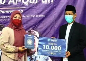 SERAH TERIMA ALQURAN–Bupati Pandeglang, Irna Narulita, secara simbolis menerima bantuan Alquran, dari Yayasan Amanah Takaful, di Masjid Agung Ar-Rahman Pandeglang, Minggu (31/10/2021). (ISTIMEWA)