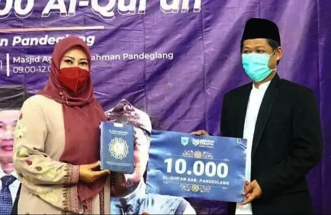 SERAH TERIMA ALQURAN–Bupati Pandeglang, Irna Narulita, secara simbolis menerima bantuan Alquran, dari Yayasan Amanah Takaful, di Masjid Agung Ar-Rahman Pandeglang, Minggu (31/10/2021). (ISTIMEWA)