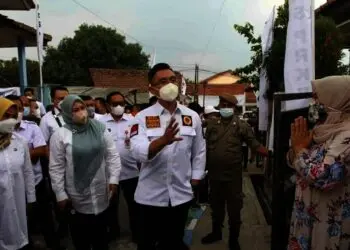 Wagub Banten Andik Hazrumy, didampingi Bupati Pandeglang Irna Narulita, meresmikan pemberian bantuan listrik dari Pemprov Banten, untuk 4 ribu warga Kecamatan Cadasari, Kabupaten Pandeglang, Rabu (13/10/2021). (ISTIMEWA)