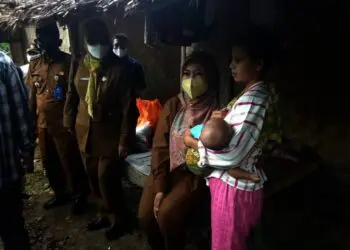 RANGKUL WARGA–Bupati Pandeglang, Irna Narulita, berbicang dengan warga yang mendapat bantuan pembangunan rumah tidak layak huni, Senin (18/10/2021). (ISTIMEWA)