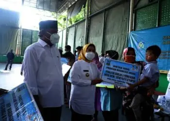 Bupati Serang Ratu Tatu Chasanah, secara simbolis memberikan bantuan kepada masyarakat, Rabu (6/10/2021). (ISTIMEWA)