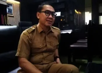 Okeu Oktaviana, Plt Kepala DPKPTB Kabupaten Serang, saat di ruang kerjanya, Selasa (26/10/2021). (ISTIMEWA)