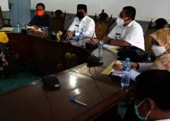 RAKOR PILKADES–Ketua Pelaksanaan Pilkades Kabupaten Serang, Tb. Entus Mahmud Sahiri, menggelar rakor membahas pelaksanaan pemungutan suara di wilayahnya. Dalam kesempatannya, melibatkan unsur TNI, Polri, serta OPD terkait, Rabu (13/10/2021). (SIDIK/SATELITNEWS.ID)