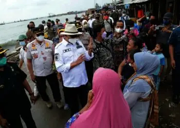 Gubernur WH meninjau proses Revitalisasi dan Pembangunan Docking Pelabuhan Perikanan Pantai Labuan, Kabupaten Pandeglang, Kamis (28/10/2021). (ISTIMEWA)