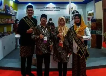 Sekda Kabupaten Serang, Tb Entus Mahmud Sahiri, berfoto di depan stand Kabupaten Serang, di acara Pameran Apkasi Otonomi Expo 2021, di JCC, beberapa waktu lalu. (DOKUMEN)