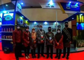 Sekda Kabupaten Serang, Tubagus Entus Mahmud Sahiri, berfoto bersama di depan stand Pemkab Serang di kegiatan Pameran Apkasi Otonomi Expo 2021, di JCC, Rabu (20/10/2021). (ISTIMEWA)