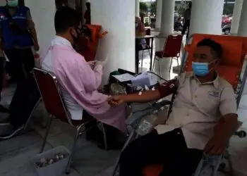 DONOR DARAH–Seorang pekerja sosial, mendonorkan darahnya dalam kegiatan donor darah, yang digelar Dinsos Kabupaten Serang bersama PMI Kabupaten Serang, Selasa (5/10/2021). (ISTIMEWA)