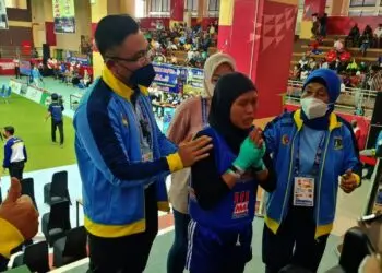 Ke Final, Atlet Muay Thai Banten Menangis Dipeluk Wagub Andika