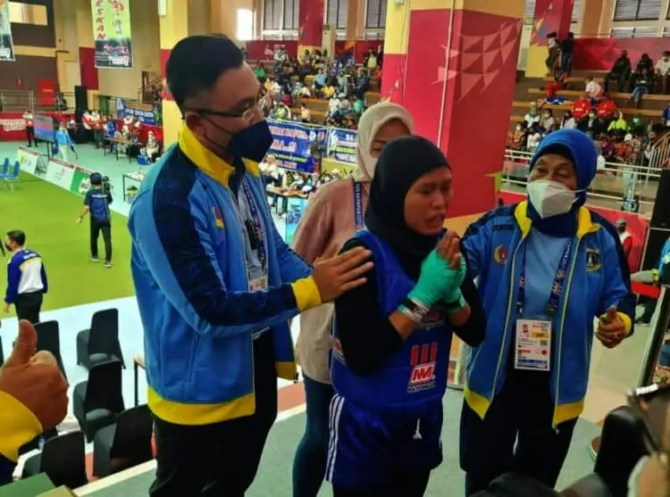 Ke Final, Atlet Muay Thai Banten Menangis Dipeluk Wagub Andika