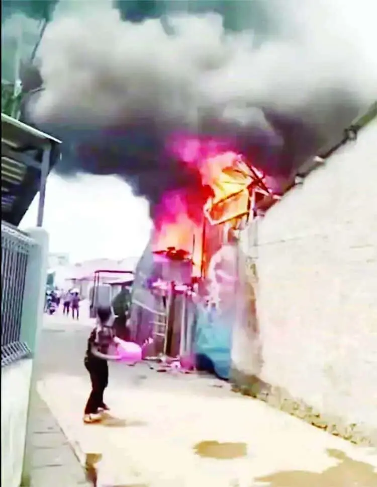 Lapak Rongsokan, Rumah dan Mobil Terbakar