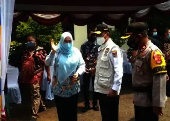 PANTAU PILKADES–Direktur Jenderal (Dirjen) Bina Pemerintahan Desa, Kemendari, Yusharto Huntoyungo, meninjau pelaksanaan Pilkades, didampingi Bupati Pandeglang, Irna Narulita dan jajarannya, Minggu (17/10/2021). (ISTIMEWA)