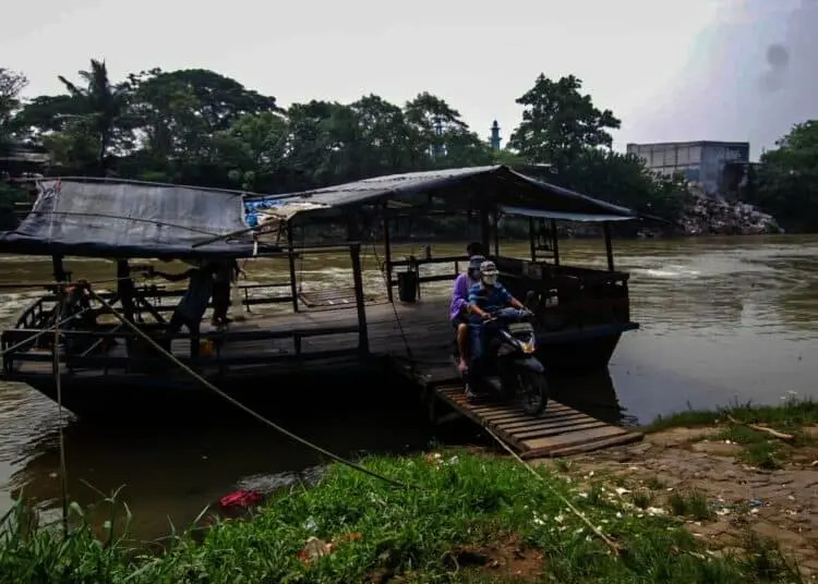 Potret Jasa Penyeberangan Perahu Eretan di Neglasari Kota Tangerang