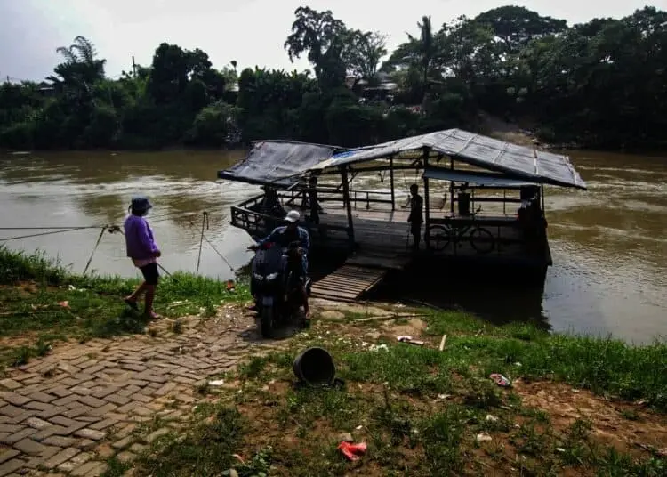 Potret Jasa Penyeberangan Perahu Eretan di Neglasari Kota Tangerang
