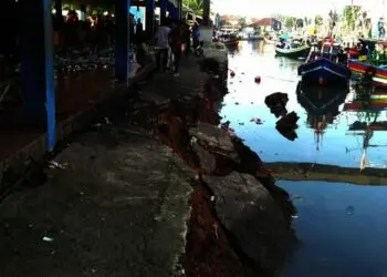 Tembok Penahan TPI 3 Labuan Ambrol, Ratusan Nelayan Kesulitan Sandarkan Kapal