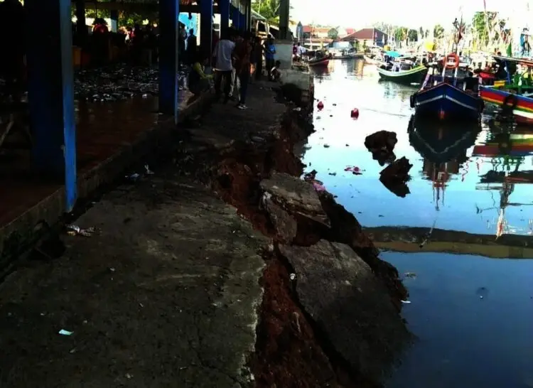 Tembok Penahan TPI 3 Labuan Ambrol, Ratusan Nelayan Kesulitan Sandarkan Kapal