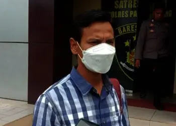 PENUHI PANGGILAN–Ayah kandung korban kekerasan, Adi Rahayu, sedang diwawancara wartawan, usai menjalani proses pemanggilan di Mapolres Pandeglang, Selasa (5/10/2021). (ISTIMEWA)