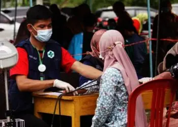 Seorang warga Kecamatan Cigeulis, Kabupaten Pandeglang sedang ditensi darah sebelum divaksin Covid-19, Senin (18/10/2021). (ISTIMEWA)