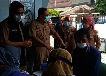 TINJAU VAKSINASI–Wabup Pandeglang, Tanto Warsono Arban, meninjau kegiatan vaksinasi di PKM Pandeglang, Senin (11/10/2021). (ISTIMEWA)