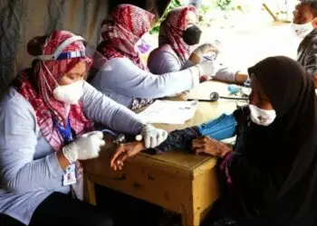 Warga Kecamatan Mandalawangi, sedang divaksin Covid-19, di Ponpes Tahfid Irhamna Bil Quran, tepatnya di Kampung Lebak Aceh, Desa Curug Lemo, Kecamatan Mandalawangi, Kabupaten Pandeglang, Senin (25/10/2021). (ISTIMEWA)