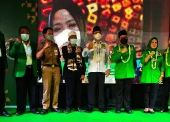 FOTO BERSAMA–Jajaran pengurus DPP, DPW Banten dan DPC PPP Kabupaten Pandeglang, berfoto bersama di acara pembukaan Muscab V DPC PPP Kabupaten Pandeglang, di salah satu lokasi di Kecamatan Mandalawangi, Kabupaten Pandeglang, Selasa (5/10). (NIPAL SUTIANA/SATELITNEWS.ID)