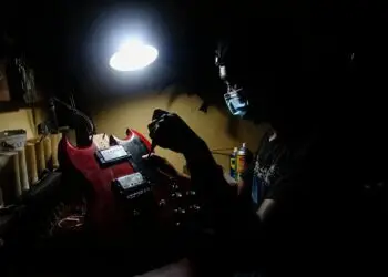Potret Produksi Gitar Listrik di Ciputat, Tangerang Selatan