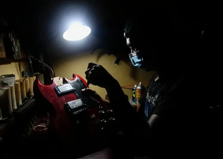 Potret Produksi Gitar Listrik di Ciputat, Tangerang Selatan