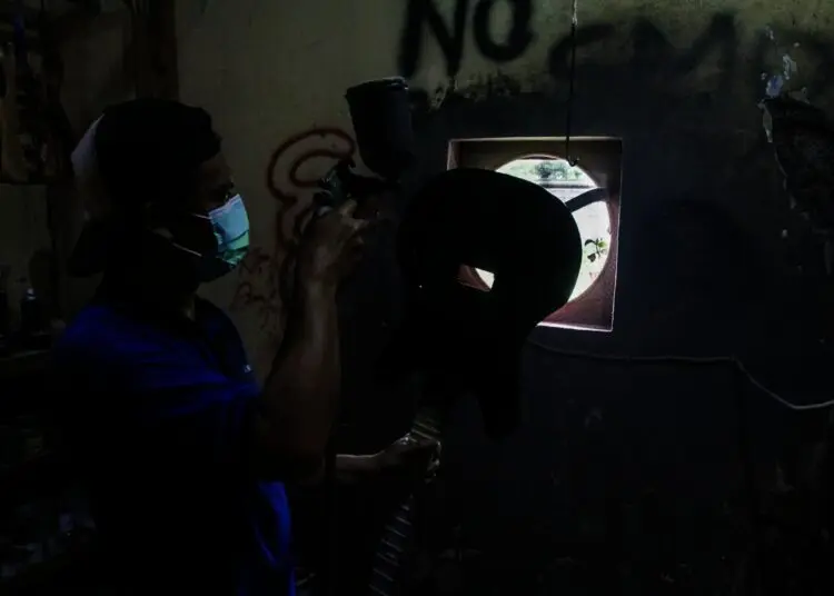 Potret Produksi Gitar Listrik di Ciputat, Tangerang Selatan