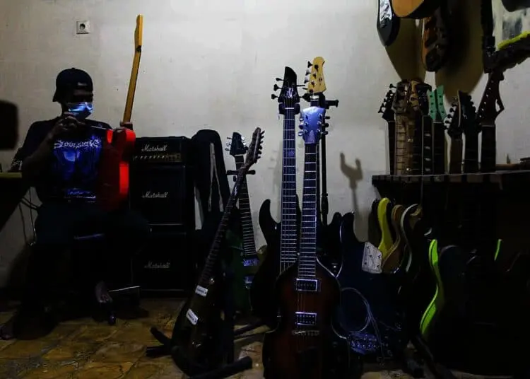 Potret Produksi Gitar Listrik di Ciputat, Tangerang Selatan