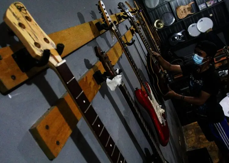 Potret Produksi Gitar Listrik di Ciputat, Tangerang Selatan