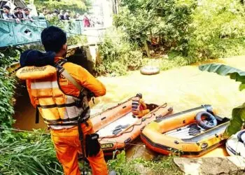 Anak 10 Tahun Hilang Dibawa Arus Kali Angke di Serpong