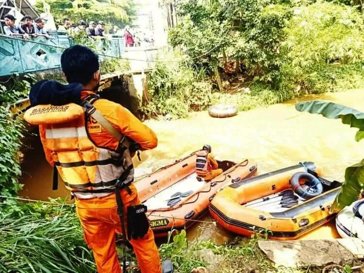 Anak 10 Tahun Hilang Dibawa Arus Kali Angke di Serpong