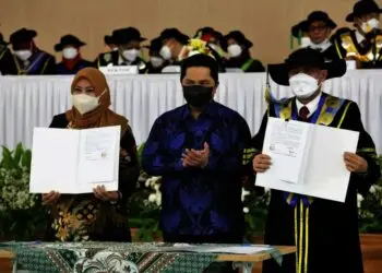 JALIN KERJASAMA–Bupati Pandeglang, Irna Narulita, menunjukan hasil MoU dengan Untirta, didampingi Menteri BUMN RI, di Auditorium Kampus Sindangsari, Jumat (1/10/2021). (ISTIMEWA)