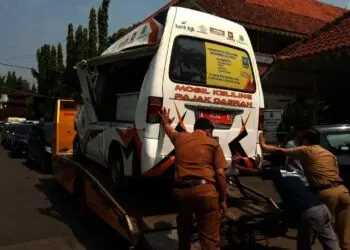 Mobil Keliling Pelayanan Pajak Daerah, milik Bapenda Kabupaten Pandeglang, rusak dan tak dapat digunakan, Senin (4/10/2021). (ISTIMEWA)
