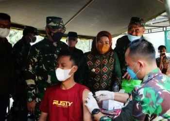 Bupati Serang Ratu Tatu Chasanah, tinjau pelaksanaan vaksinasi. (ISTIMEWA)