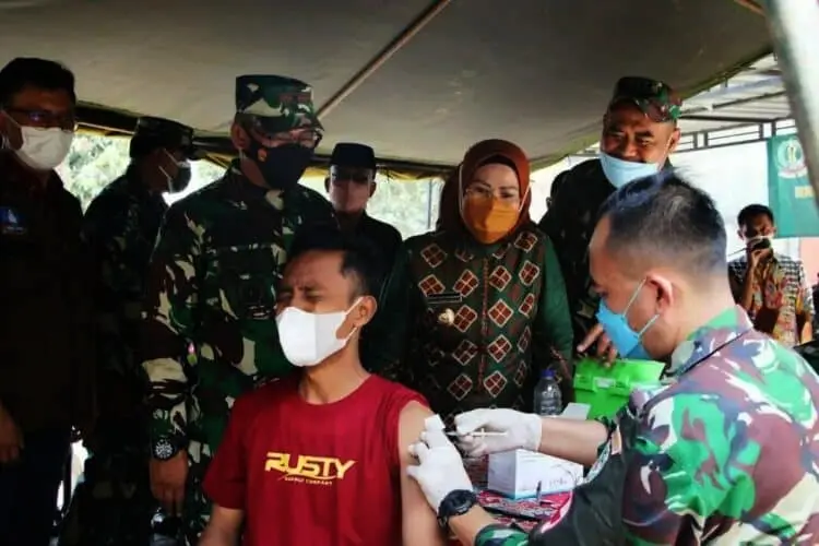 Bupati Serang Ratu Tatu Chasanah, tinjau pelaksanaan vaksinasi. (ISTIMEWA)