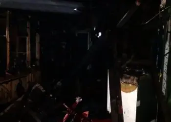 Sebuah rumah permanen di Kecamatan Kibin, Kabupaten Serang, ludes terbakar, Selasa (5/10/2021) malam. (ISTIMEWA)