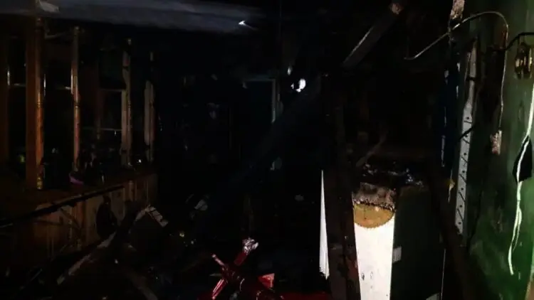 Sebuah rumah permanen di Kecamatan Kibin, Kabupaten Serang, ludes terbakar, Selasa (5/10/2021) malam. (ISTIMEWA)