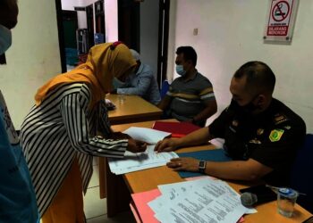Korban KDRT, sedang menandatangani berita acara, hasil upaya restorative justice yang difasilitasi Kejari Pandeglang, di Kantor Kejari Pandeglang, beberapa waktu lalu. (ISTIMEWA)