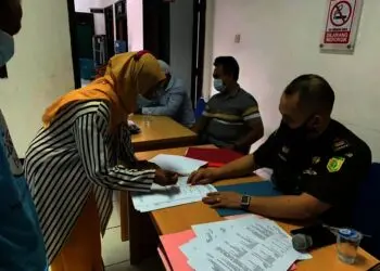 Korban KDRT, sedang menandatangani berita acara, hasil upaya restorative justice yang difasilitasi Kejari Pandeglang, di Kantor Kejari Pandeglang, beberapa waktu lalu. (ISTIMEWA)