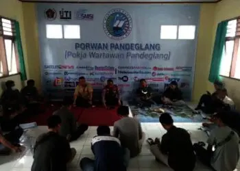 SILATURAHMI–Jajaran Polres Pandeglang, sedang bersilaturahmi dengan rekan – rekan wartawan yang tergabung dalam Porwan Pandeglang, di Sekretariat Porwan Pandeglang, Jumat (15/10/2021). (NIPAL SUTIANA/SATELITNEWS.ID)