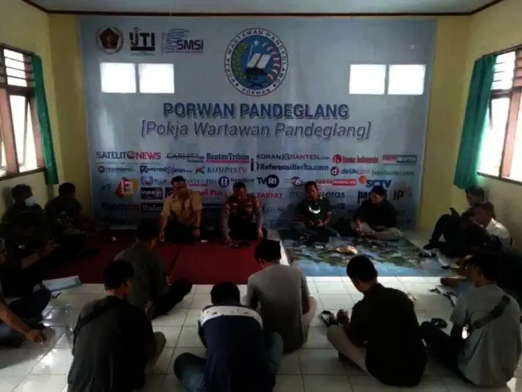 SILATURAHMI–Jajaran Polres Pandeglang, sedang bersilaturahmi dengan rekan – rekan wartawan yang tergabung dalam Porwan Pandeglang, di Sekretariat Porwan Pandeglang, Jumat (15/10/2021). (NIPAL SUTIANA/SATELITNEWS.ID)