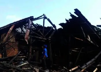KEBAKARAN–Ketua KSB Pandeglang, Beni Madsira, sedang meninjau kondisi rumah korban kebakaran, Sabtu (16/10/2021). (ISTIMEWA)