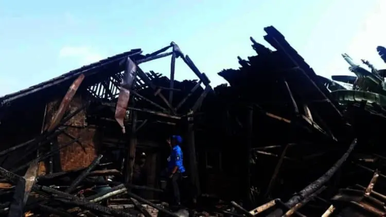 KEBAKARAN–Ketua KSB Pandeglang, Beni Madsira, sedang meninjau kondisi rumah korban kebakaran, Sabtu (16/10/2021). (ISTIMEWA)
