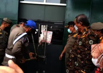 Wabup Serang, Pandji Tirtayasa, pimpin penutupan dan penyegelan THM di JLS, Kamis (21/10/2021). (ISTIMEWA)